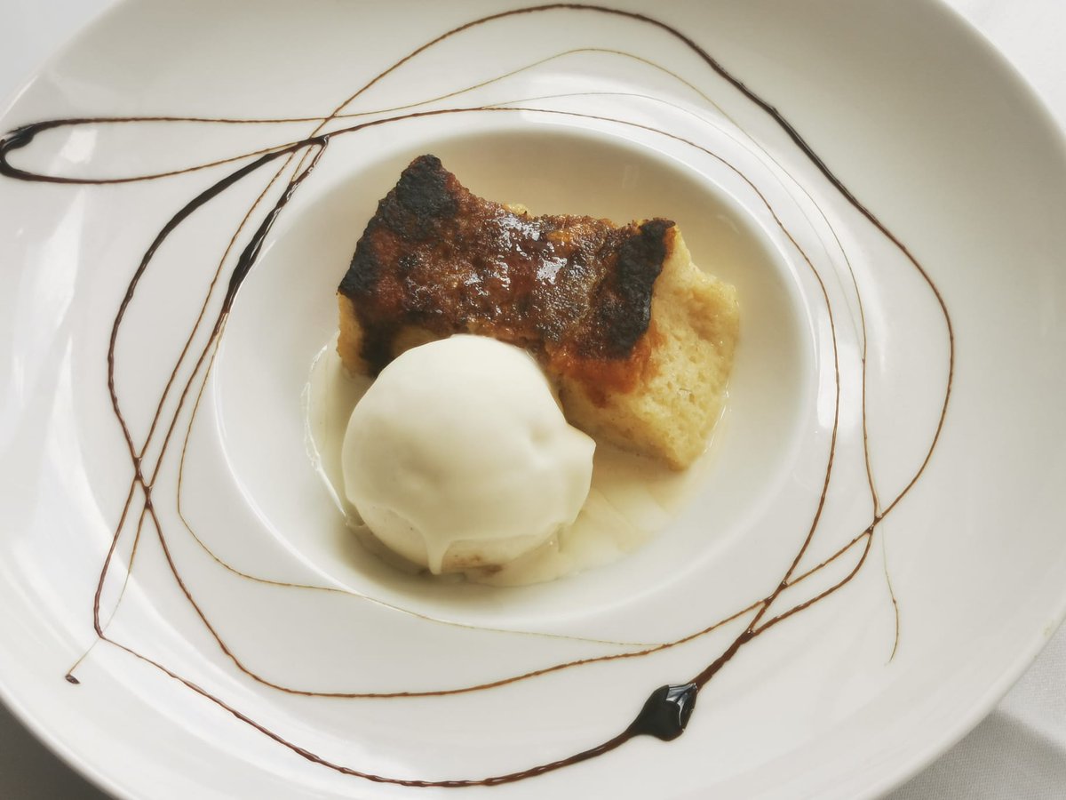 HotelCarril's tweet photo. Mires por donde lo mires no te podrás resistir a "Nuestro lado más dulce",  te dejará sin palabras.

- Cañitas rellenas de nata y lemon pie con azúcar glass
- Briochelle caramelizado con helado de vainilla con crujiente de chocolate blanco  🤫

¿Reservamos? ☎ 986 511 507 https://t.co/jDfw1CWaJu
