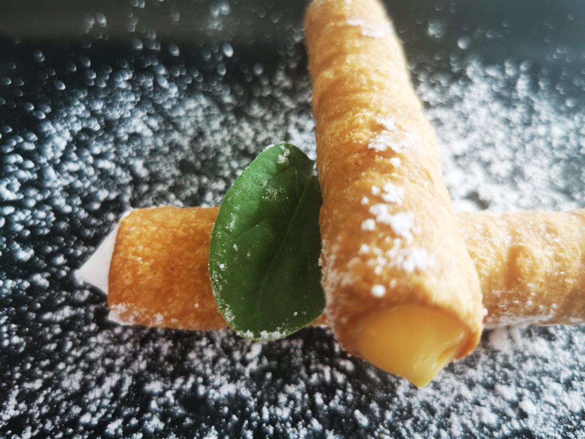 HotelCarril's tweet photo. Mires por donde lo mires no te podrás resistir a "Nuestro lado más dulce",  te dejará sin palabras.

- Cañitas rellenas de nata y lemon pie con azúcar glass
- Briochelle caramelizado con helado de vainilla con crujiente de chocolate blanco  🤫

¿Reservamos? ☎ 986 511 507 https://t.co/jDfw1CWaJu