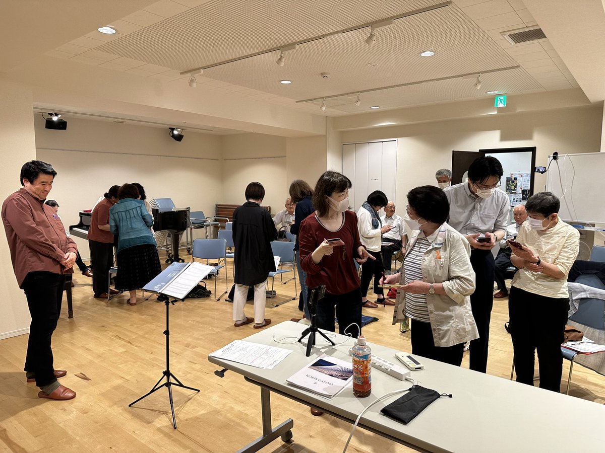 mt_hichou's tweet photo. 今日のガイスマは練習＋ラトビア演奏旅行の説明会でした📝✨緊急連絡用に、LINEグループを作成し、若者が率先して取り込む作業。新歓時期の大学サークルってこんな感じですよね！説明受けたり、メーリス（LINE）登録したり、声かけられるのを待ってみたり…笑 #合唱団ガイスマ #korisgaisma #合唱 https://t.co/IPnFrvth71