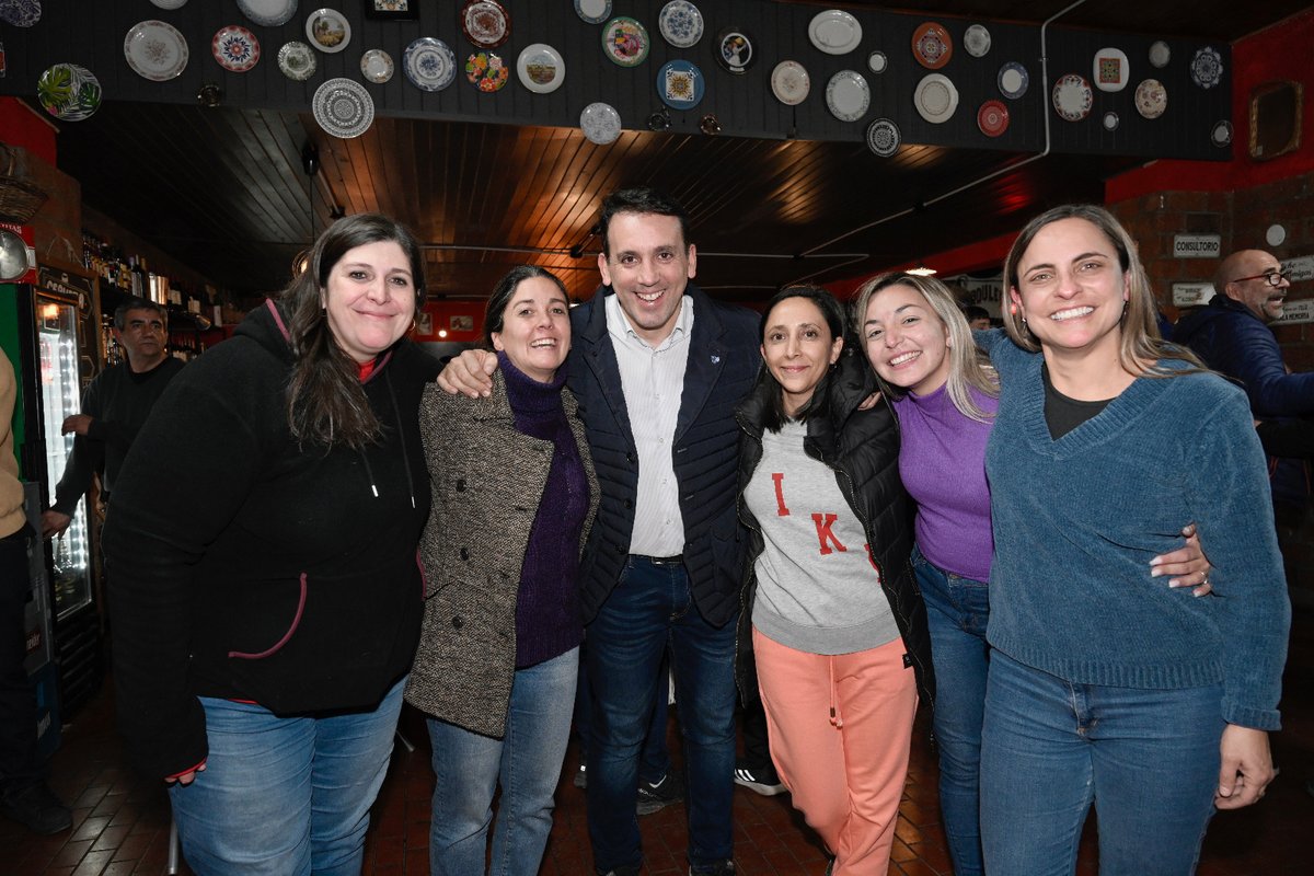 ericappulido's tweet photo. 🎉Asi fue el gran cierre de la hermosa jornada de ayer, con el triunfo del @FrenteCambiaMza
Gracias a los vecinos y vecinas que nos acompañaron con su voto .
💪🏻Un gran equipo para seguir #CreciendoJuntos

#501A #hACe #NuevaEtapa #NuevasMetas https://t.co/YkKt3ox3Ng