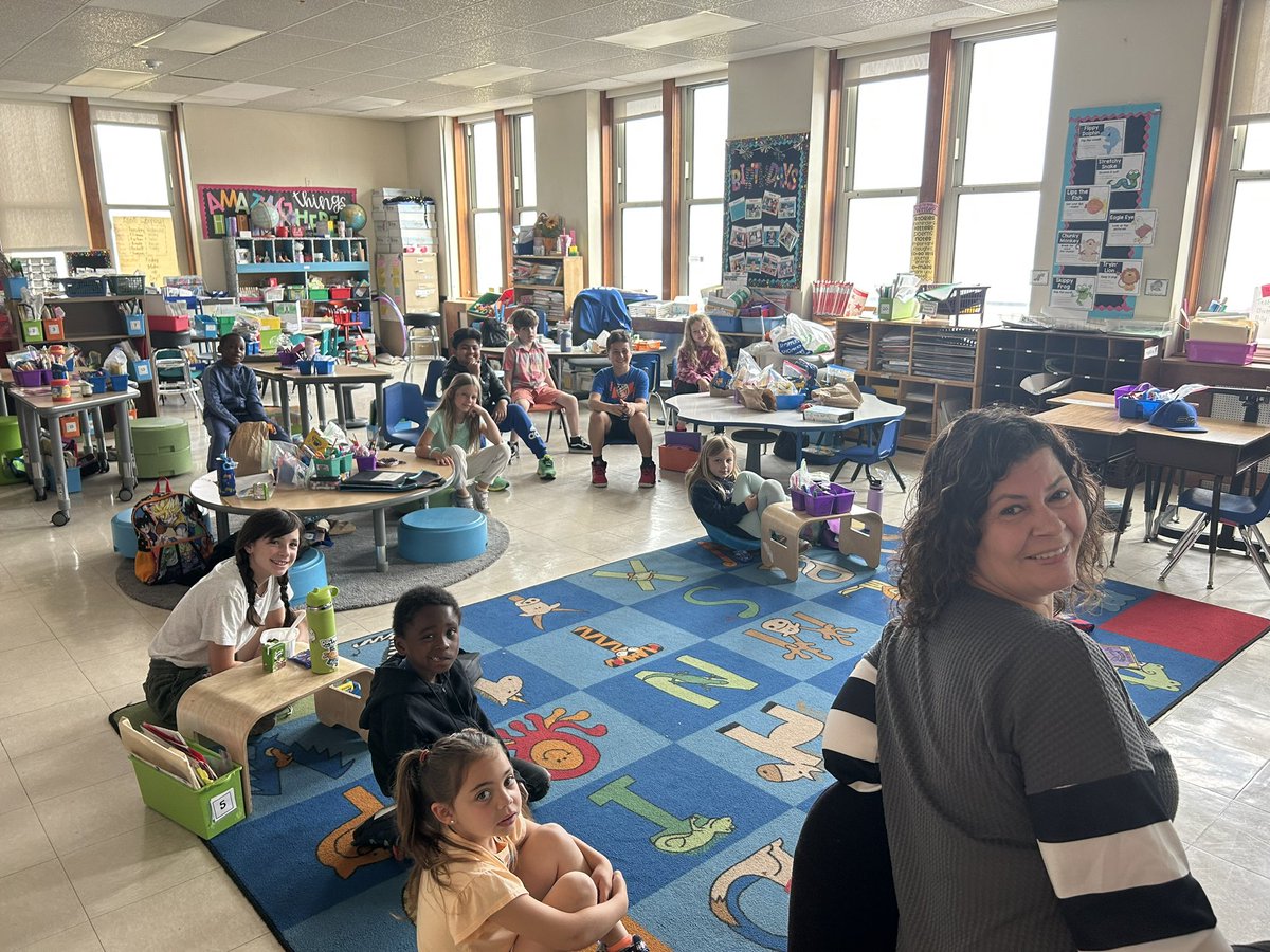 Jennifer_LynnP's tweet photo. Lindell SELF met for the last time this school year. Ss took time to reflect on what they are proud of! ❤️ @MsMcGovernLB https://t.co/sFK0M8Bdsc