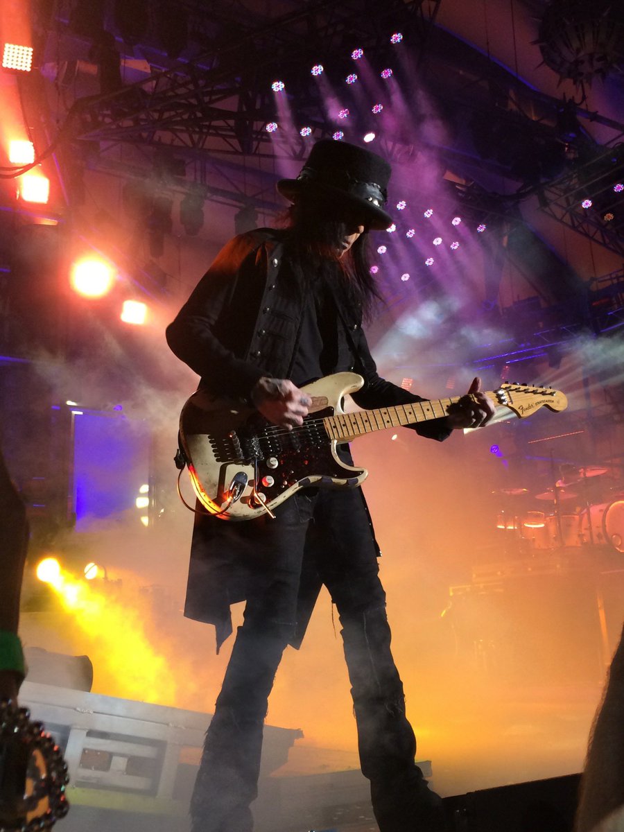 MrNikkiSuxx's tweet photo. @NikkiSixx Essential Crue. Mick was right about everything.
#TeamMick #IStandWithMickMars #JusticeForMickMars https://t.co/IAQ4w31m0T