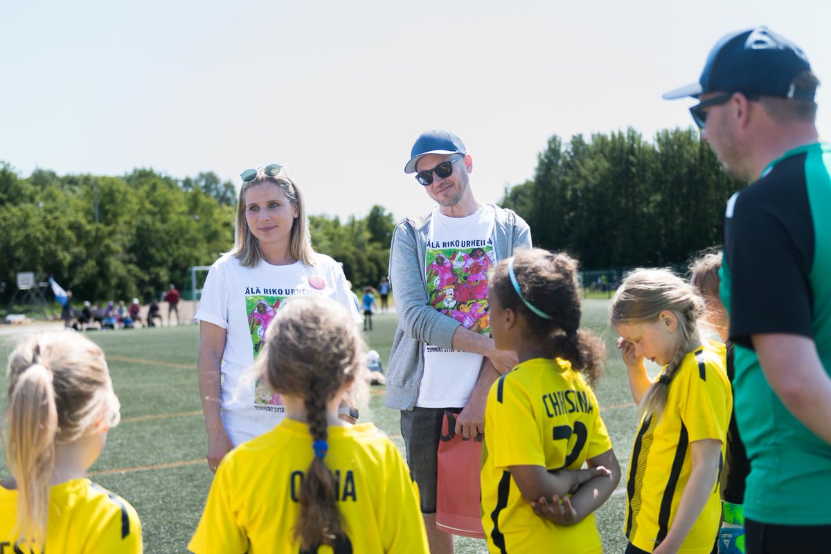 ihmisoikeus's tweet photo. #ÄläRikoUrheilua-tunnelmia #StadiCup’ista! ❤️⚽
Lämmin kiitos Stadi Cupille ja #TympeätTytöt-taiteilija Riina Tanskaselle yhteistyöstä, vieraillemme @essisainio ja @tuijahyyrynen sekä tietysti kaikille pelaajille, valmentajille ja vanhemmille. #Ihmisoikeudet urheilun ytimeen! 📣 https://t.co/zV2mL7iXqD
