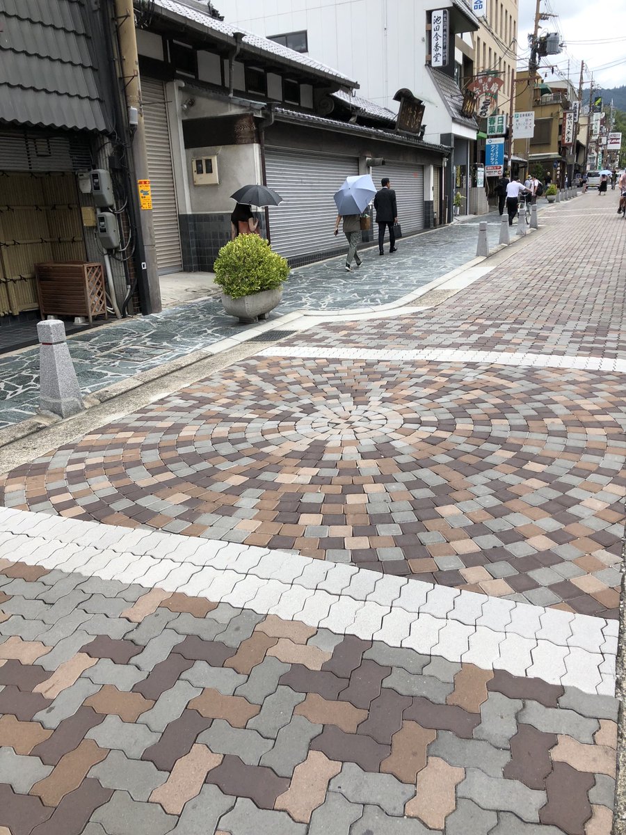 Nara’da bir sokak. Tasarımcısı ile bir dönem aynı Japon şirketinde çalıştık, arkadaşım. Yakın şehirlerden zayi olmuş doğal taşlar toplandı. Bunlar kullanılabilsin diye tonlama tercih edildi. “Çaktırmadan” bolca beton parke kullanılarak (son foto) maliyet iyice düşürüldü.