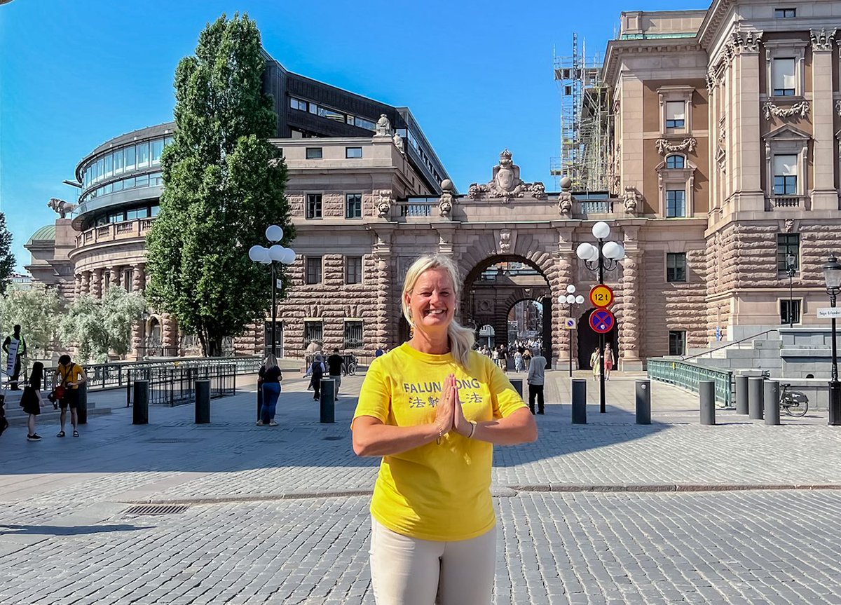 tlysg's tweet photo. Minghui.org- #Gothenburg, #Sweden: Sincere Wishes & Gratitude
Catrine became #calm, #peaceful & confident since practicing #FalunGong. Seeing her changes, the whole family said #FalunDafaIsGood
#FalunDafa #Meditation #China
#TruthCompassionTolerance
>>https://t.co/ayrE0l0Jqj https://t.co/Y5VnZk8jqI