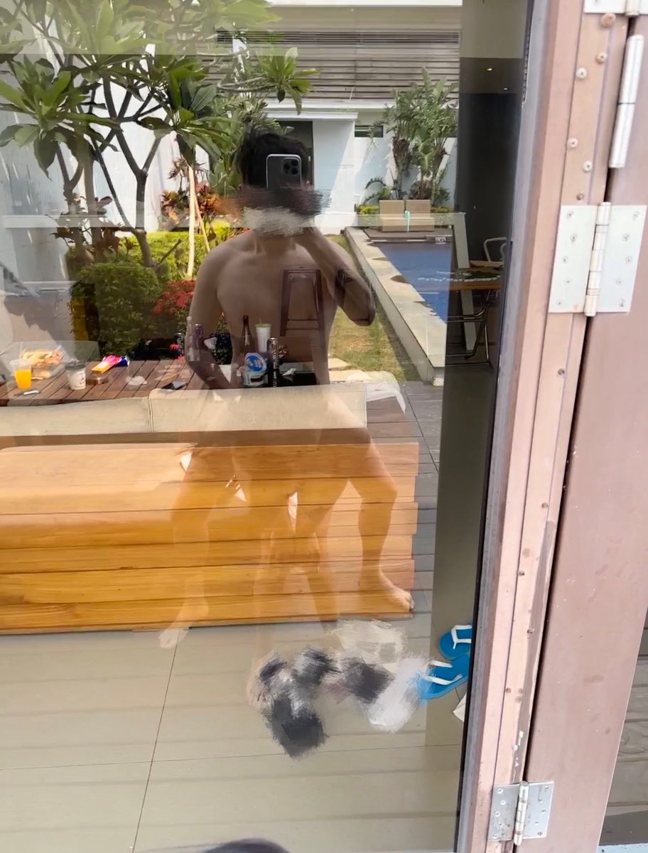 特別喜歡在這種私人泳池邊 客廳之類的
很隨性很chill 到處都可以色色
躺椅躺著躺著就玩起來了