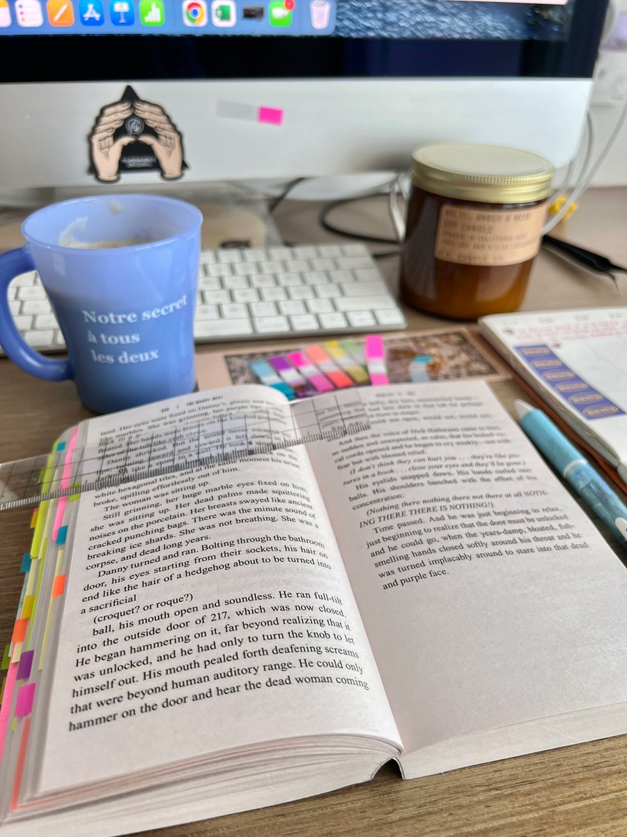 SPLITPEAS22's tweet photo. Reading time🤍
Keep improving yourself only for a better future!!  
Gloomy day☁ https://t.co/yTJo86rFmM