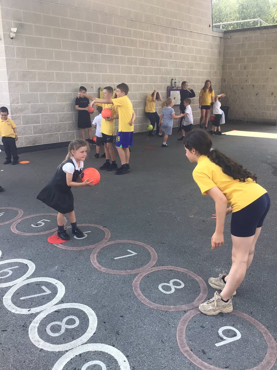 Reception are enjoying their first Little Gems session with @CanonYearSix and @skillwisesports 😀 @CanonSharples @LT_Trust  #EYFS #grossmotor