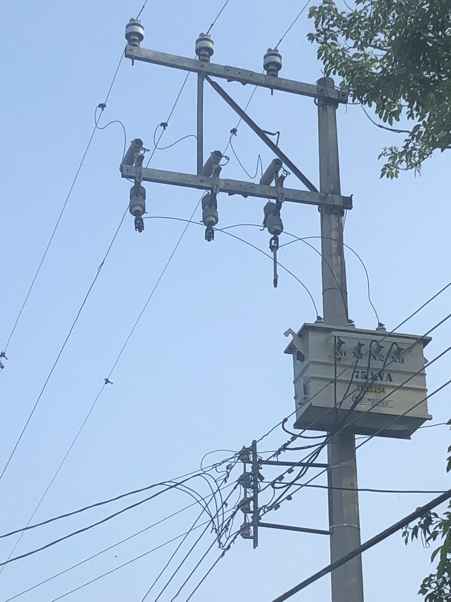 Lecharre1's tweet photo. @CFE_Contigo @CFEmx  desde las 11 pm sin luz , ( 9 hrs ) hasta Ahorita, y la falla es la de siempre , es cosa de subir la cuchilla en 1 de los 3 transformadores de la colonia ( el de siempre) , No Reporte U0105103637 https://t.co/bqCq9lKHTJ