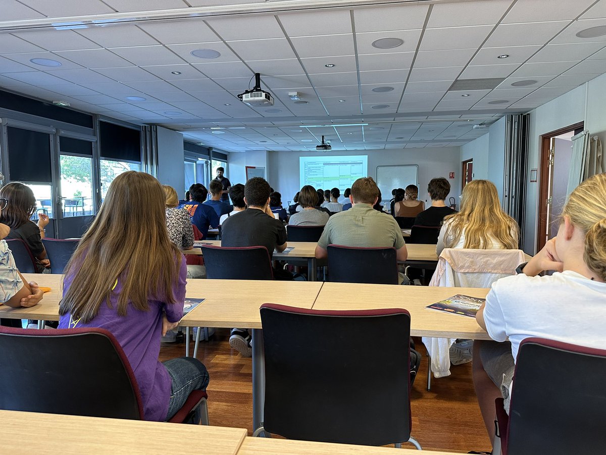 inria_sophia's tweet image. 📢[Stage #MathC2+] Bienvenue aux 4⃣0⃣ élèves de 2⃣nde de l&apos;@AcademieNice en stage pour 4⃣ jours chez @Inria à #SophiaAntipolis et déjà en plein travail ‼️
▶️Combien des futures 👩‍💻chercheuses et🧑‍💻chercheurs dans la salle ❓
 @SocMathFr @Asso_Animath @bcailhol @MathsAcNice