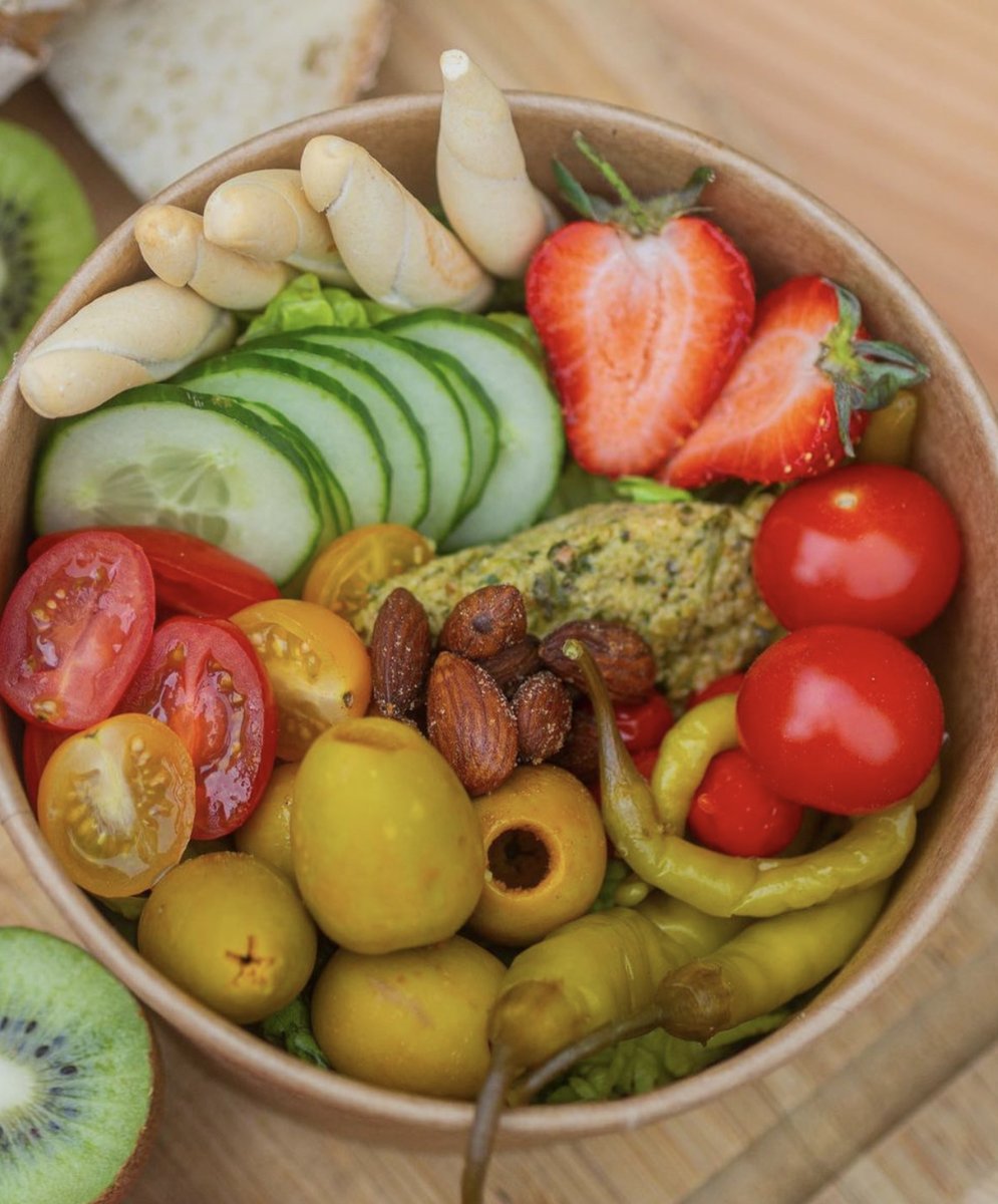 experienceGLA's tweet photo. What better way to embrace the sunshine than a picnic in the park with friends? 🧺☀️

To elevate your get together, Hooligan have created the perfect takeaway option, charcuterie picnic bowls! 🍅🍓

📸- IG account: @hooligan.wine https://t.co/OBBxdbu9hS
