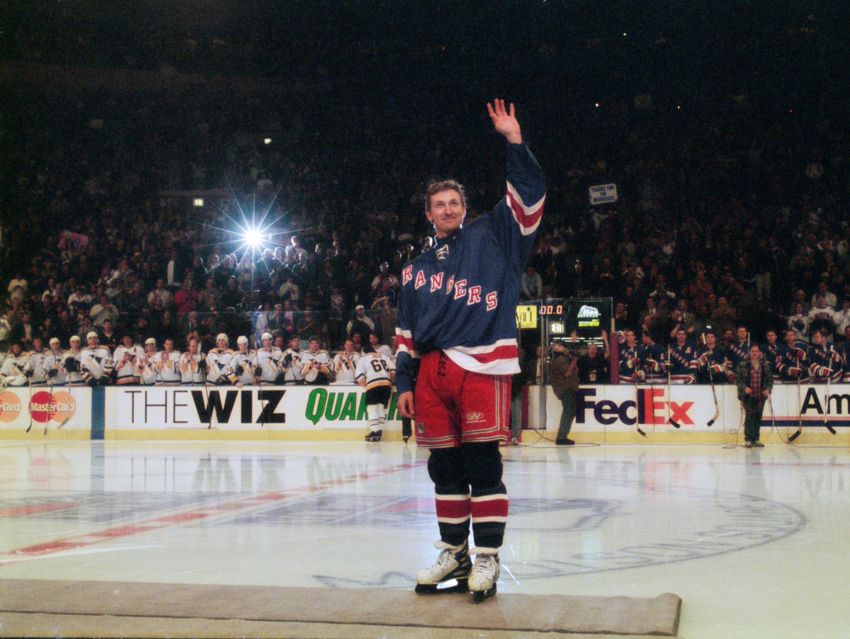 BR_OpenIce's tweet image. Wayne Gretzky's final game sweater just sold at auction for $596k 🤯🐐 @WayneGretzky 

🔗 to full story: bleacherreport.com/articles/10078…