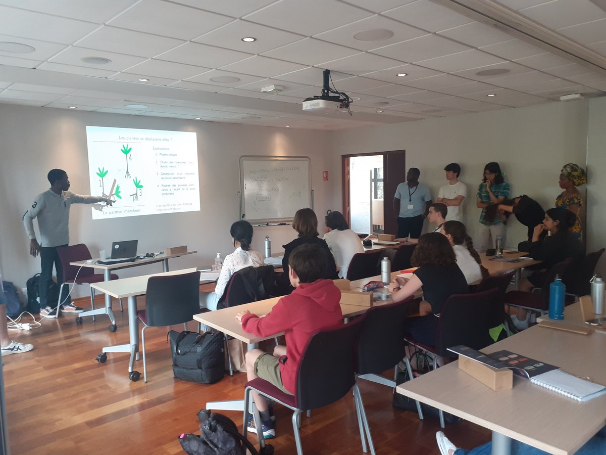 inria_sophia's tweet image. 📢[Stage #MathC2+] Bienvenue aux 4⃣0⃣ élèves de 2⃣nde de l&apos;@AcademieNice en stage pour 4⃣ jours chez @Inria à #SophiaAntipolis et déjà en plein travail ‼️
▶️Combien des futures 👩‍💻chercheuses et🧑‍💻chercheurs dans la salle ❓
 @SocMathFr @Asso_Animath @bcailhol @MathsAcNice