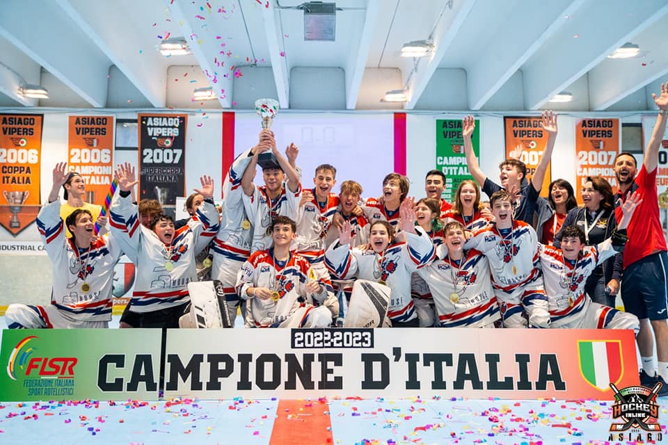 skate_italia's tweet photo. Campionati Italiani Giovanili #hockeyinline 🏒
Gli Asiago Vipers si laureano Campioni d'Italia U12 🥇
HC Milano si laureano Campioni d'Italia U16 🥇
Under 12
🥇Asiago Vipers
🥈HC Milano
🥉Ferrara Warriors
Under 16
🥇HC Milano
🥈Asiago Vipers
🥉Fox Legnaro
#fisr https://t.co/KpZ6dIRYja