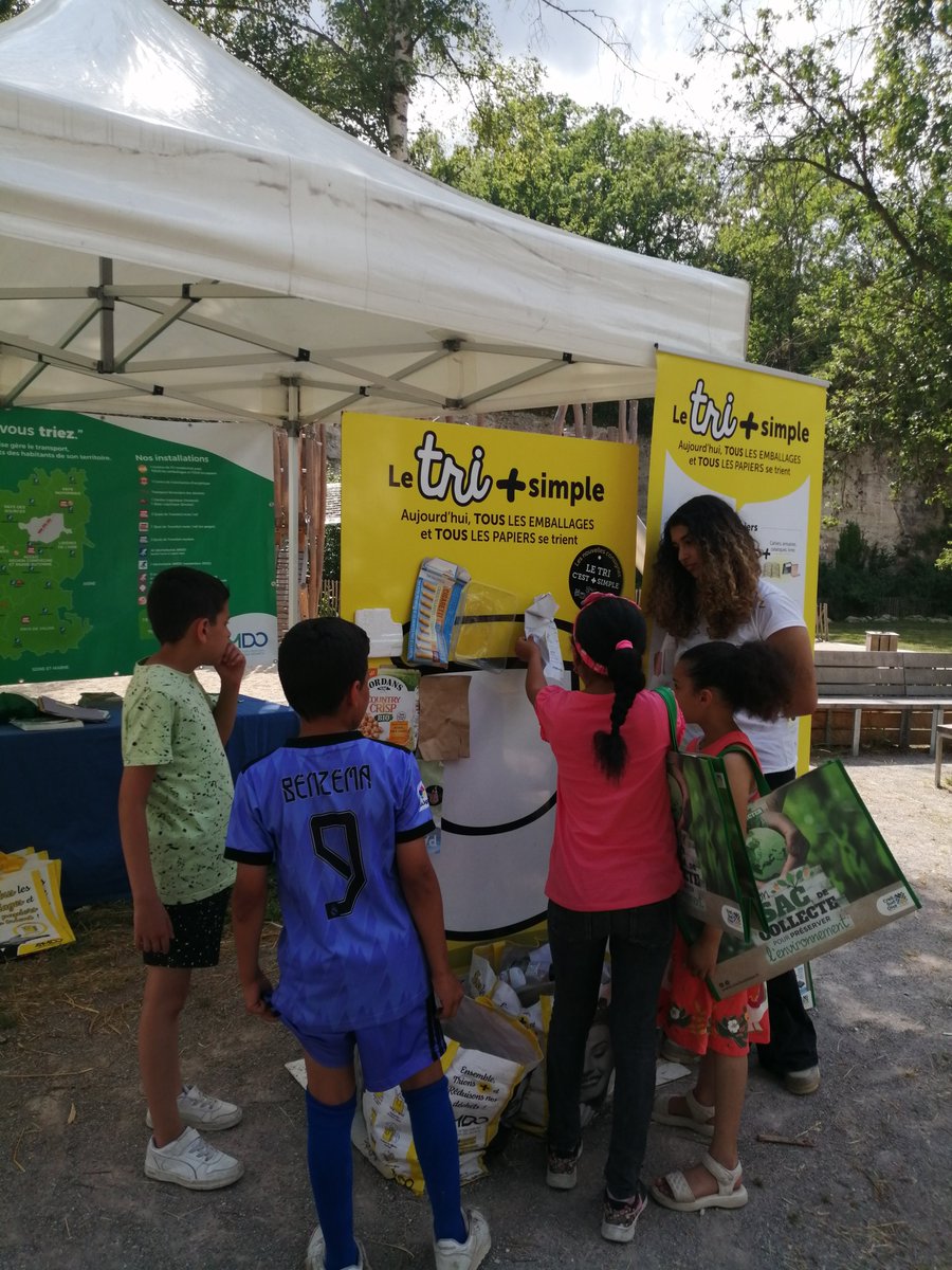 OiseHabitat's tweet photo. Retour sur un samedi bien animé à @SaintMax60 avec l'installation de notre village écocitoyen au parc Dorneau. Merci à la ville et @SolidaireTerre , #tandemImmobilier, #SMDO, #ACSO, #recyclerie,  @au5v_oise pour leurs bons conseils en matière d'écogestes et de recyclage. https://t.co/tgVu4VOCc1