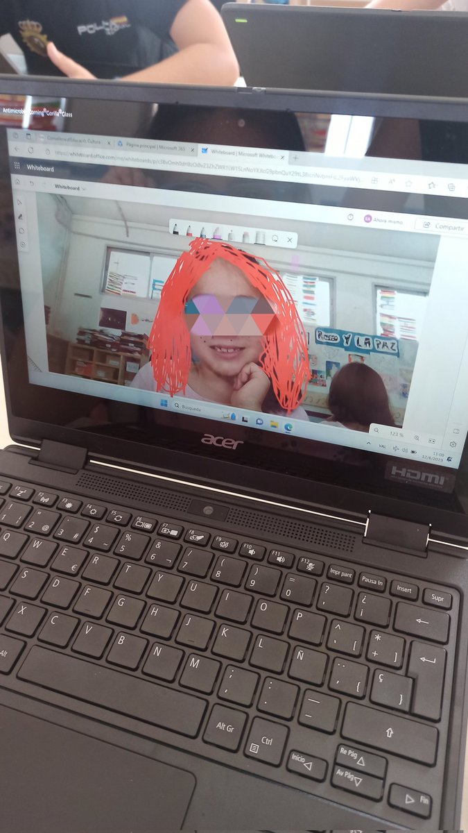 BeatrizCerdan's tweet photo. Hoy, en un cole de Elche, sesiones de inicio con los portátiles recién llegados en primer ciclo. Manejo de la pizarra Whiteboard de @MicrosoftES cada alumno con su identidad digital. Muchas posibilidades. Poco a poco. #PlanDigitaldeCentro https://t.co/szcTalcTfs