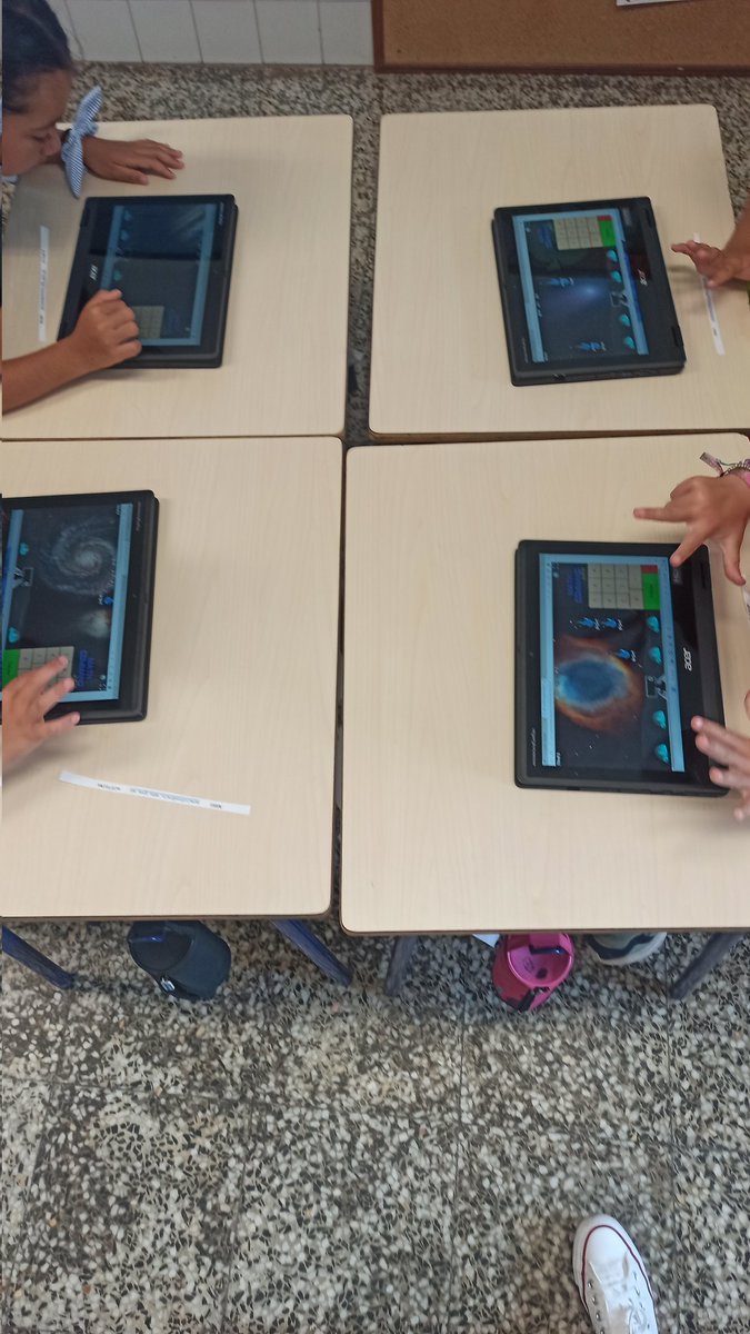 BeatrizCerdan's tweet photo. Hoy, en un cole de Elche, sesiones de inicio con los portátiles recién llegados en primer ciclo. Manejo de la pizarra Whiteboard de @MicrosoftES cada alumno con su identidad digital. Muchas posibilidades. Poco a poco. #PlanDigitaldeCentro https://t.co/szcTalcTfs