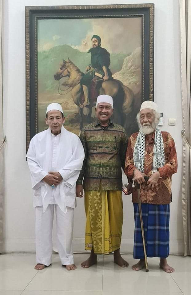 Semoga para beliau panjang umur sehat wal 'afiyah, Aamiin.

Ket Foto (kanan-kiri)
Abuya Muhtadi Cidahu, Banten.
Abuya Yusuf Cinangka
Habib Luthfi Pekalongan.

#GenerasiMudaNU