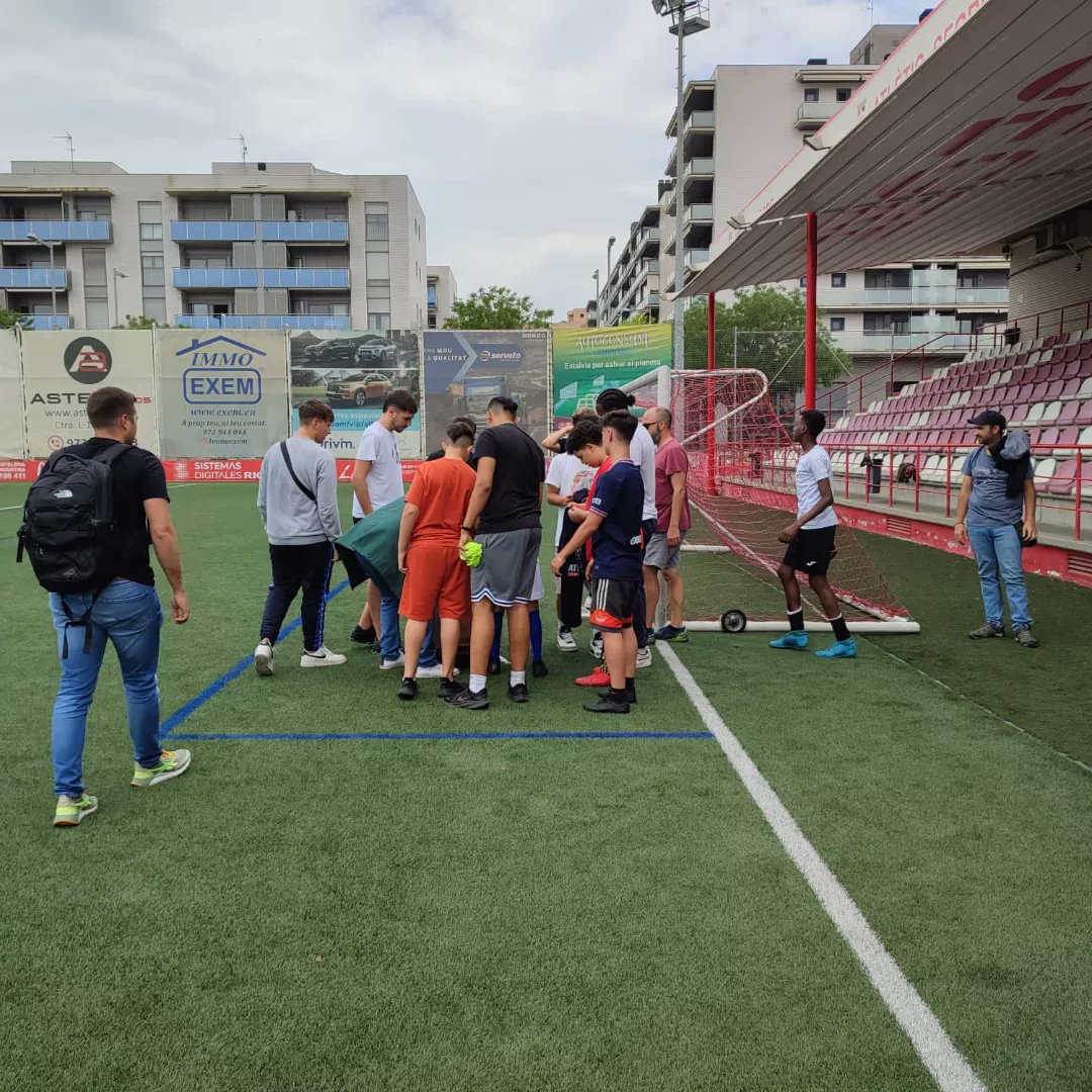 UECPNOLLEIDA's tweet photo. Aquí trobeu un recull fotogràfic de la darrera jornada futbolística realitzada a l'Atlètic Lleida amb els alumnes de la UEC en la qual ens van obsequiar amb aquestes samarretes. Moltíssimes gràcies! @educaciocat @atleticlleida @associacioprosec https://t.co/nxZNbr0C0x