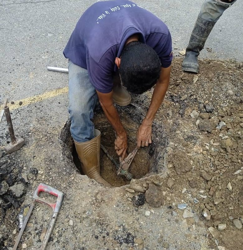 #12Jun #Aragua | #Hidrocentro reparó filtración de agua potable en calle Guacamaya del barrio La Coromoto #Maracay, mcpio. Girardot. <a href="/NicolasMaduro/">Nicolás Maduro</a> <a href="/RMarcoTorres/">Rodolfo Marco Torres</a> <a href="/minaguasoficial/">MinAguas</a>