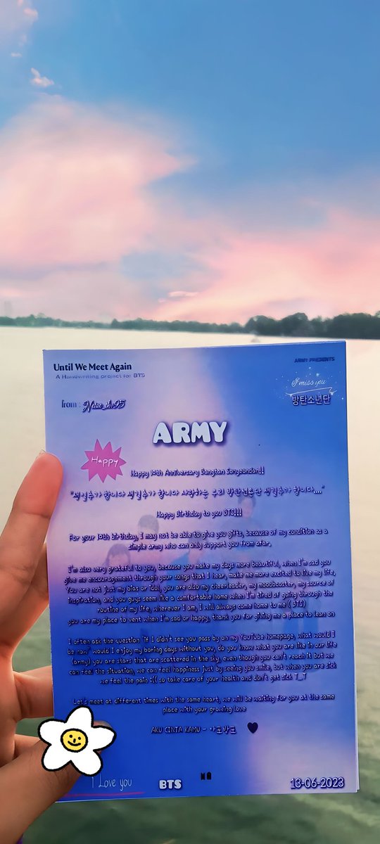 netae_thv95's tweet photo. Mari bertemu di waktu yang berbeda dengan hati yang sama, ayo kita menua bersama sampai anniversary yang ke 100 🥰
 "I miss you all" 🥺🫂 보고 싶어요 

🫶 AKU CINTA KAMU 🫶 - 💜아포방포 💜 

#UntilWeMeetAgainBTS
#ARMYLetters2023
#ARMYPresents
#BTS10thAnniversary https://t.co/nfMnfo7Ui1