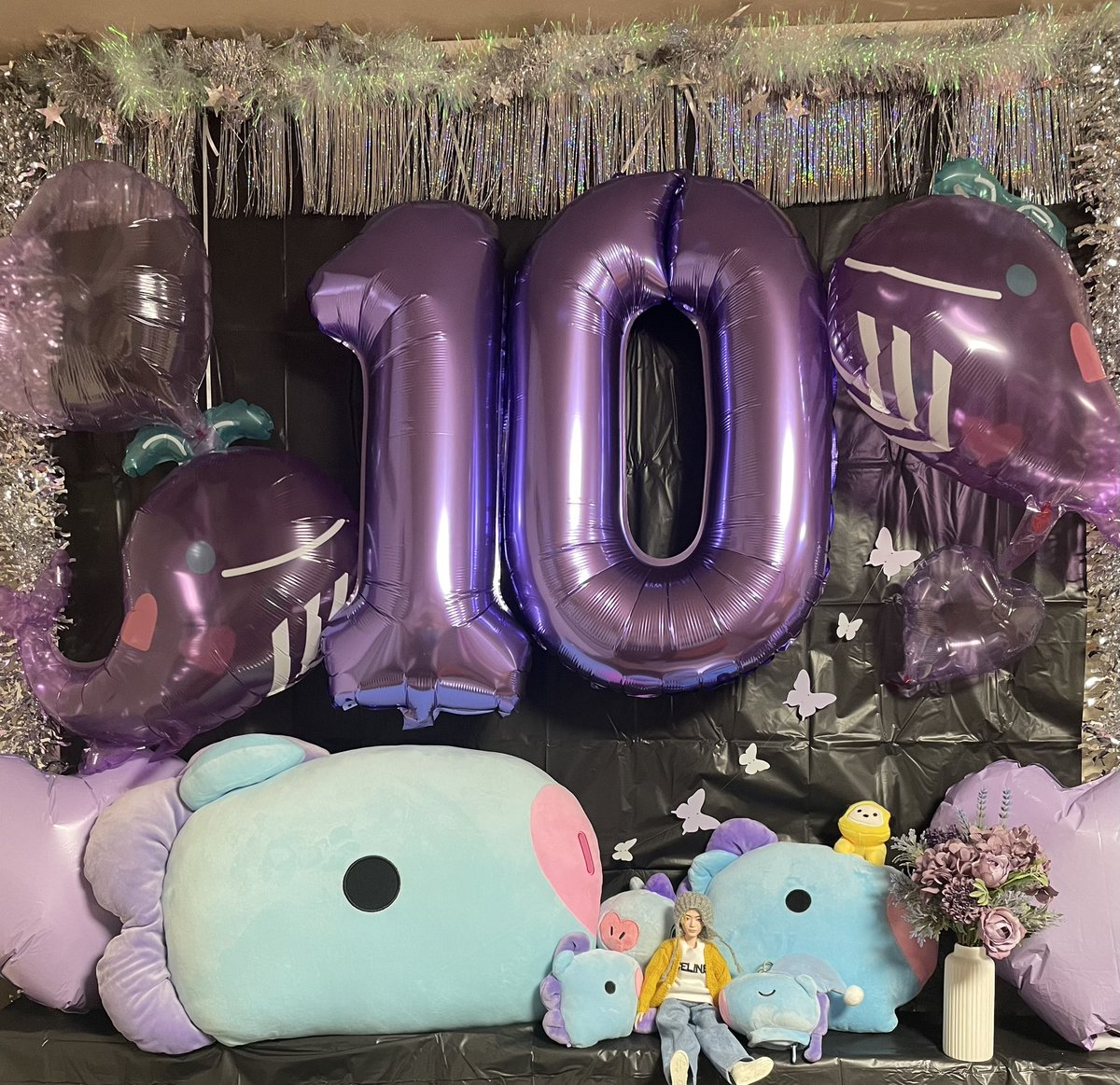 j_____hope__'s tweet photo. 明日のバンタン10周年のための自宅飾り付け完了💜　
栃木ARMYの皆さんお待ちしております。　
＃栃木ARMY #バンタン10周年 https://t.co/fcFNe5KRdK