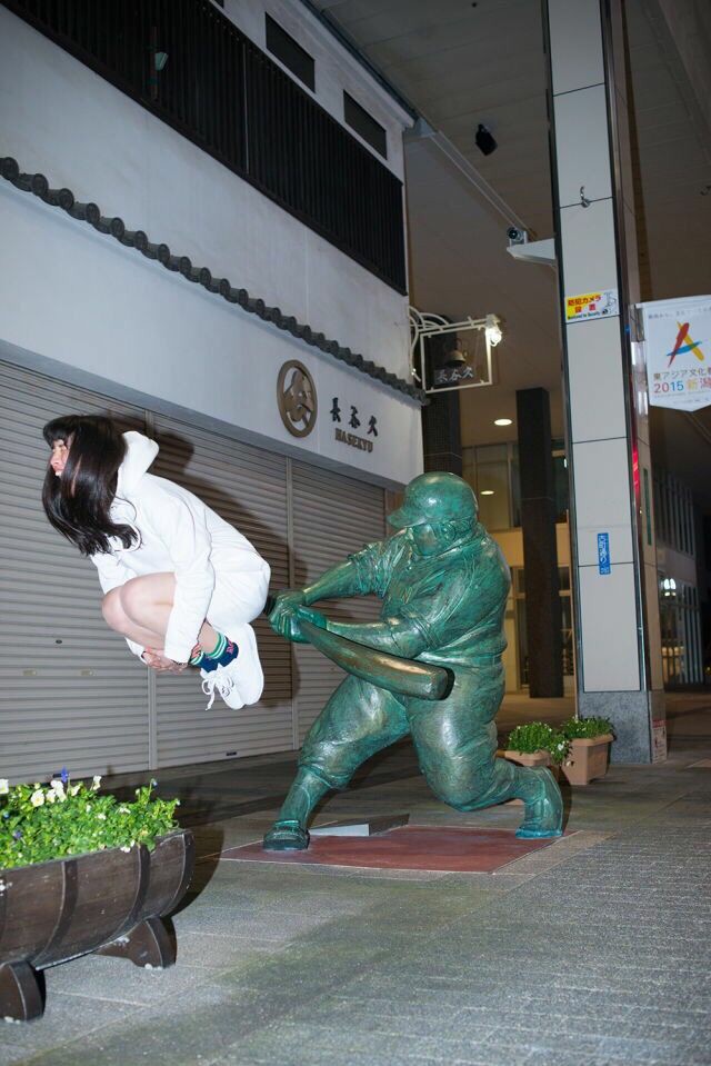 Photo of people having fun with statues (@funnystatues) on Twitter photo 2023-06-12 14:03:17