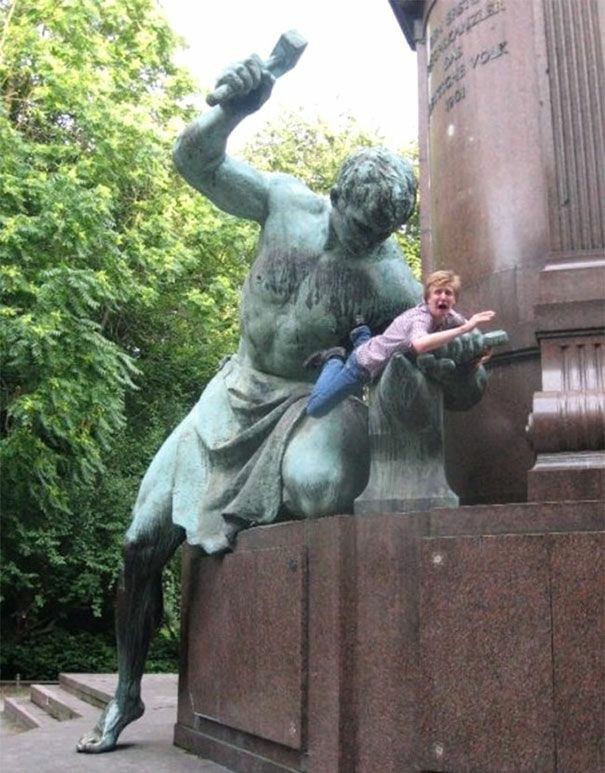 Photo of people having fun with statues (@funnystatues) on Twitter photo 2023-06-12 14:03:15