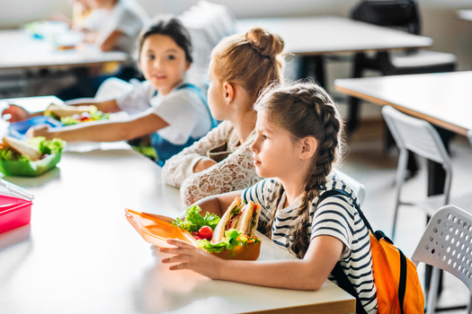 OR Lawmakers Move to Expand Free School Meals pnsne.ws/3X2ToTD