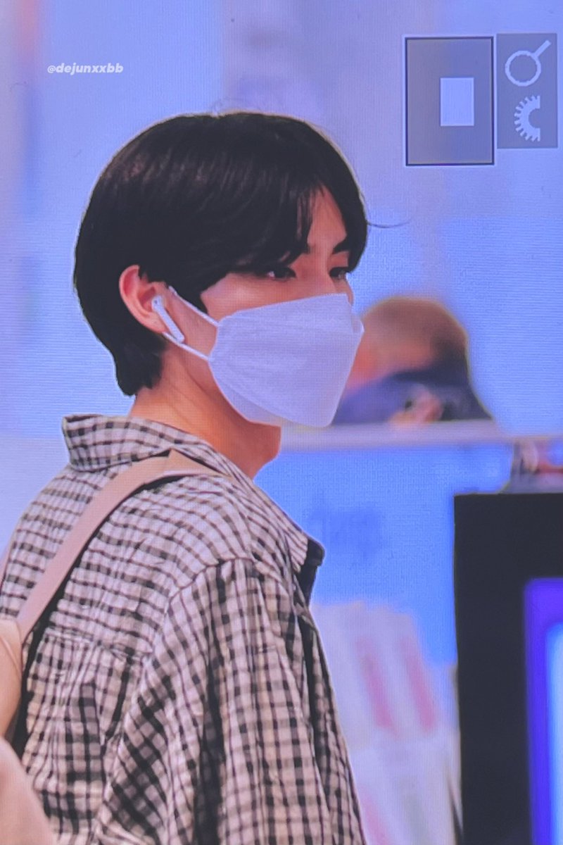 XiaoJunAr's tweet photo. 230612 | شياوجون غادر باريس لوحده بشكل عاجل لاجل جدوله غدا كمقدم في The Show🥲
#XIAOJUN #肖俊 #샤오쥔 https://t.co/rYUxxWc2R9