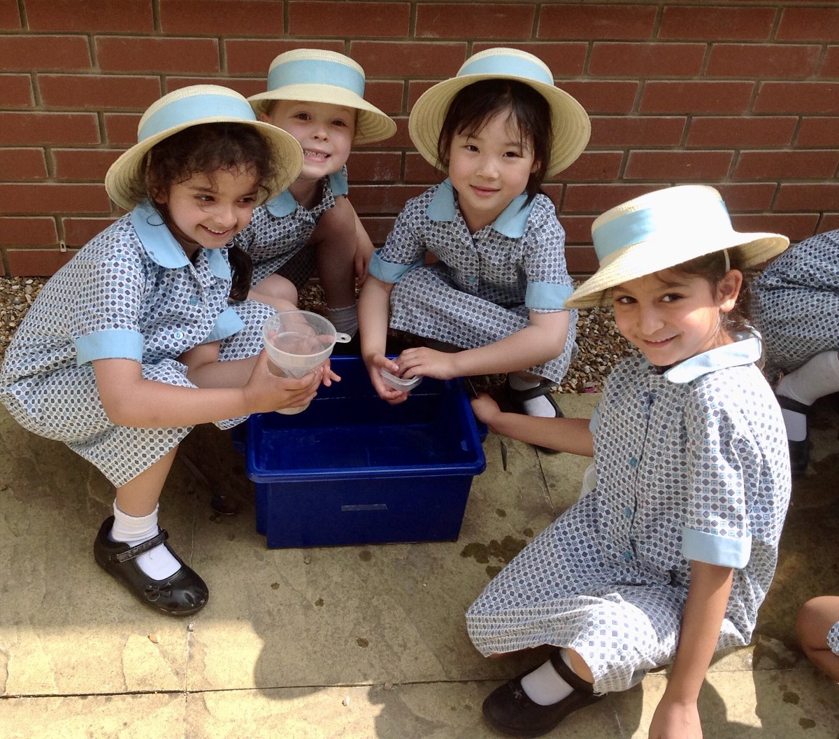 HalsteadPrepSch's tweet photo. Year 1 have been learning about capacity this week and have enjoyed the practical investigation in the water trays! #handsonlearning #makinglearningfun #stem https://t.co/mj7pbTgz0A