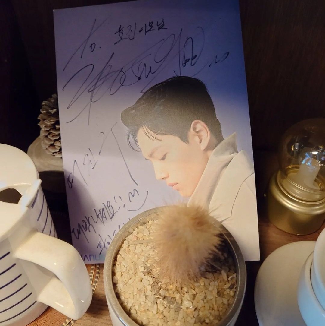 Actor Yeo Jingoo left his autographed postcard in Official Coffee... Binnie and him used to work together in Sidus HQ before.