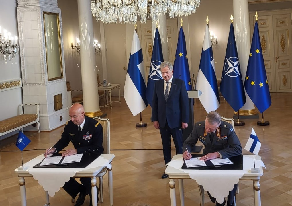 On April 4, Finland joined #NATO. 
Today, 🇫🇮 Chief of Defence, General Timo Kivinen <a href="/Finnchod/">PVKOM Janne Jaakkola</a> and I signed the joint declaration completing the integration phase of the Finnish defence forces. 
#Strongertogether, we are now looking forward to Sweden's accession.
#WeAreNATO