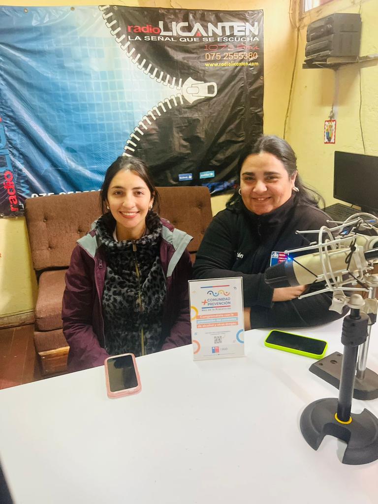 SLicanten's tweet photo. 📌En este mes de la Prevención, visitamos la Radio Licantén, para informar a toda nuestra comunidad que todos podemos prevenir, debemos comprometernos con la prevención del consumo del alcohol y otras drogas. 

#máscomunidadmásprevención https://t.co/nNVjmw9uR1