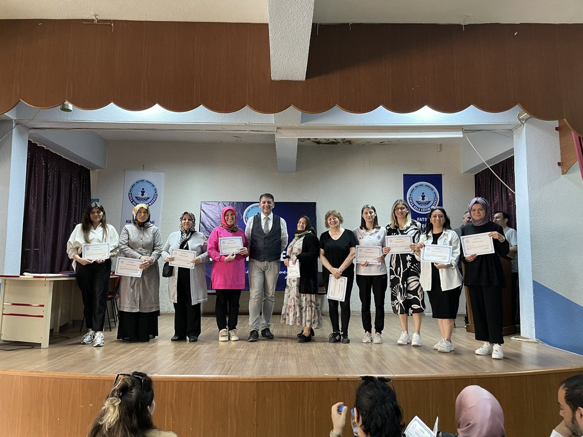 2022-2023  Eğitim Öğretim yıl sonu toplantısı gerçekleştirilmiş olup, öğretmenlerimize Hayat Boyu Öğrenme faaliyetleri kapsamında göstermiş oldukları başarıdan dolayı  teşekkür belgesi takdim edildi.