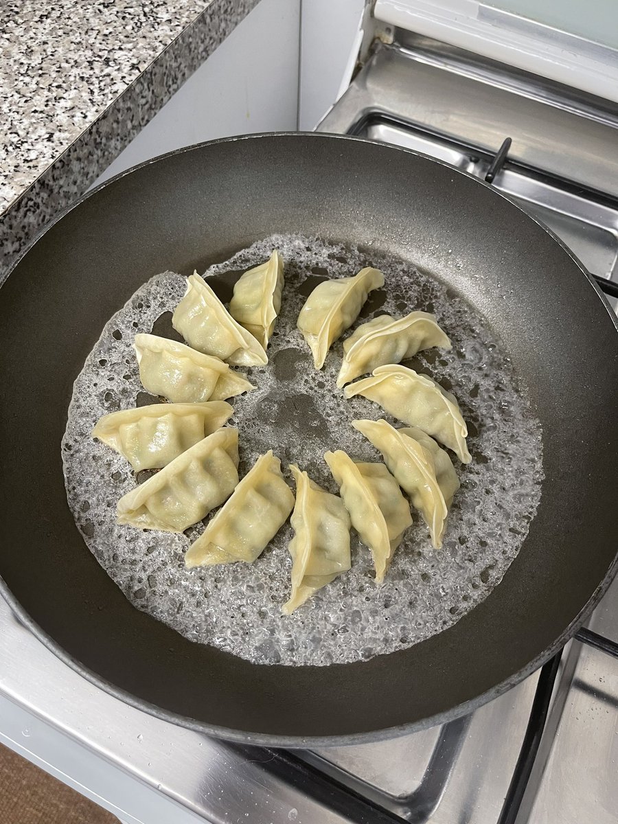 ChefeJamon's tweet photo. Review das Gyozas de legumes picante do Lidl (2.79€)

Fiz na frigideira com água e maizena para criar o rendilhado crocante. O recheio é bem temperado e bastante picante. A massa cumpre o objetivo.

8/10 mamava mais 12 de seguida https://t.co/IfAvsT6ehw