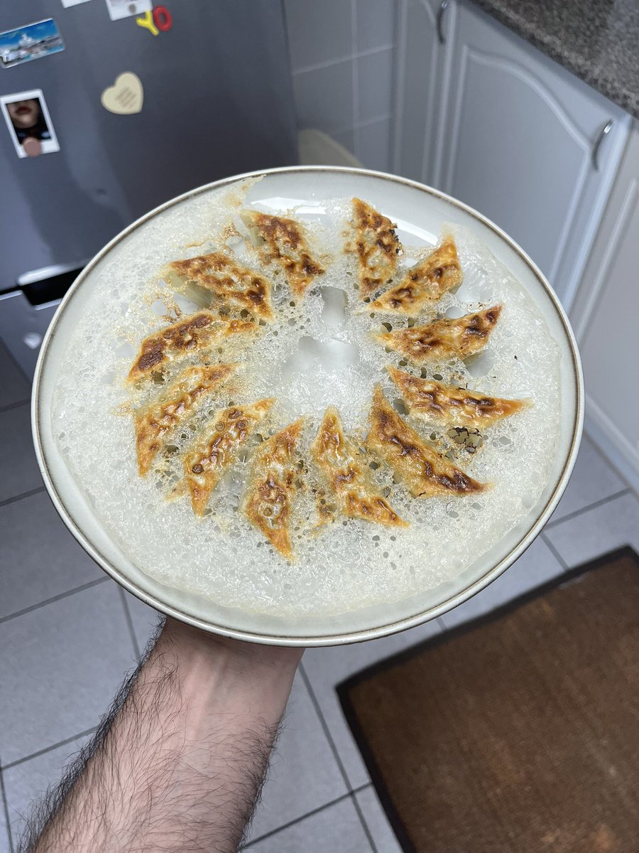ChefeJamon's tweet photo. Review das Gyozas de legumes picante do Lidl (2.79€)

Fiz na frigideira com água e maizena para criar o rendilhado crocante. O recheio é bem temperado e bastante picante. A massa cumpre o objetivo.

8/10 mamava mais 12 de seguida https://t.co/IfAvsT6ehw