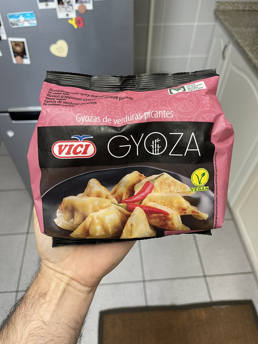 ChefeJamon's tweet photo. Review das Gyozas de legumes picante do Lidl (2.79€)

Fiz na frigideira com água e maizena para criar o rendilhado crocante. O recheio é bem temperado e bastante picante. A massa cumpre o objetivo.

8/10 mamava mais 12 de seguida https://t.co/IfAvsT6ehw