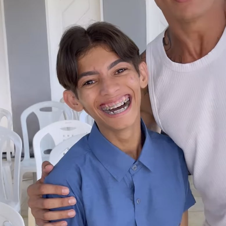 poptime's tweet photo. 🚨 VEJA: Carlos Emanuel, ex-Catty Lares, está influenciando pais de pessoas LGBTQIA+ a acharem que homossexualidade e transexualidade "tem cura". https://t.co/9J0HcKXdhP
