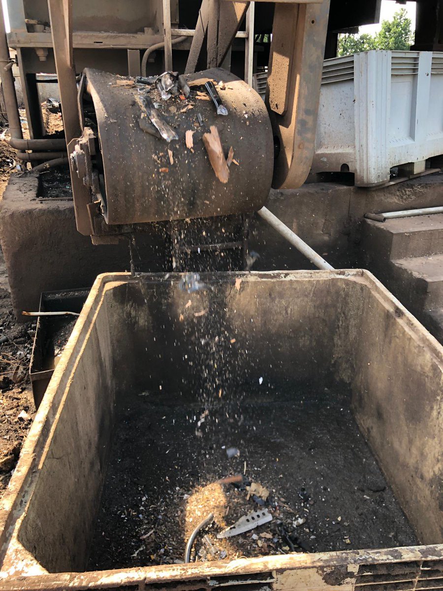 Merci aux policiers de la DDSP17 pour leur aide logistique qui a permis ce 12/06 de détruire en toute sécurité 577 armes confisquées par décision judiciaire.