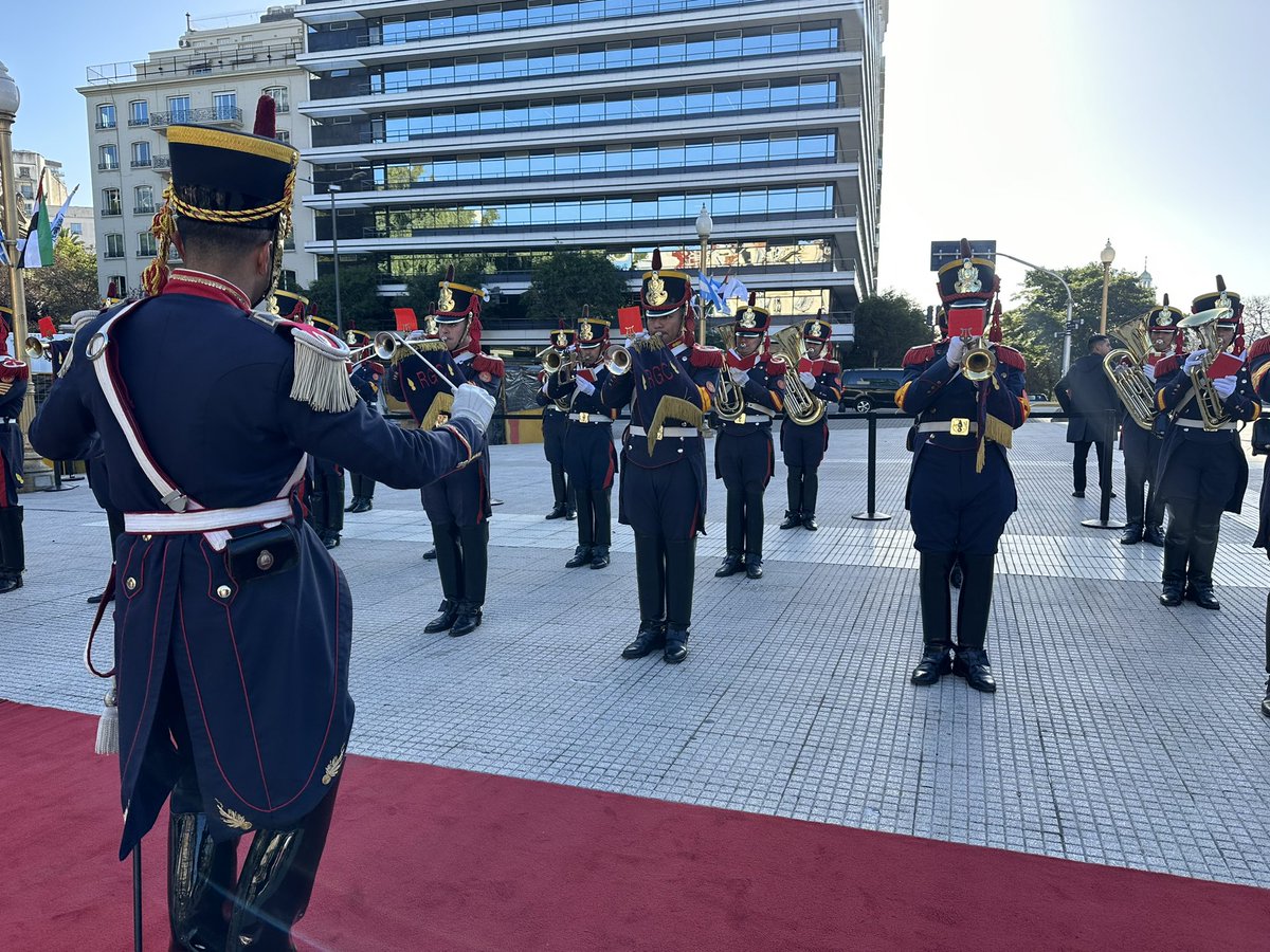 El Regimiento de @granaderosarg participa del homenaje al Libertador por la visita de la Ministra de Estado para la Cooperación de los Emiratos Árabes Unidos a la Argentina 🇦🇷🇦🇪 #Granaderos #SomosPatria #HerederosDelLibertador #UnRegimientoConHistoria #SomosHistoriaViva