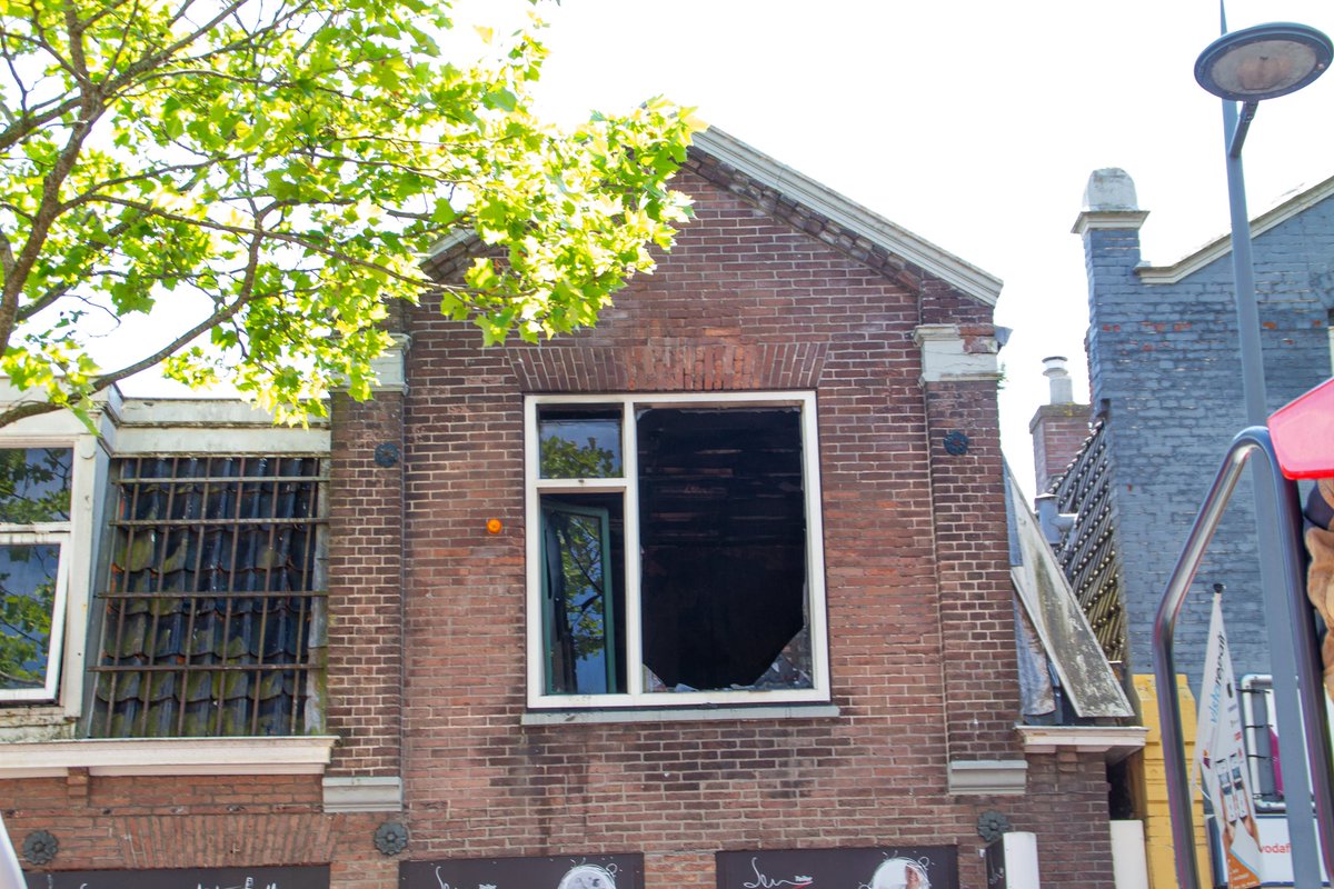 jerfi_pompier's tweet photo. Maandagmiddag heeft er een #brand gewond in een woning aan de #Marktstraat in #Wormerveer
De brandweer schaalde snel op naar #Grotebrand . De brand heeft voor veel schade gezorgd. Waardoor de brand is ontstaan is nog onbekend. https://t.co/7EAvRkpGyj