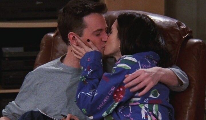 brinaflowes's tweet photo. amores (monica e chandler), vícios (monica e chandler), e obsessão (monica e chandler) https://t.co/OPRyQElUkL