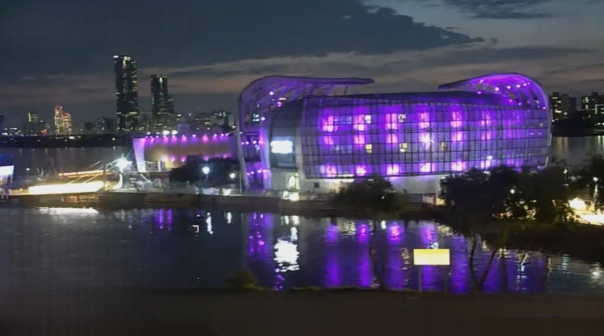 taebokkiii's tweet photo. Seoul turns to purple as part of BTS's 10th year anniversary celebration! 💜✨ #BTS10thAnniversary https://t.co/Peg7U3tVpt