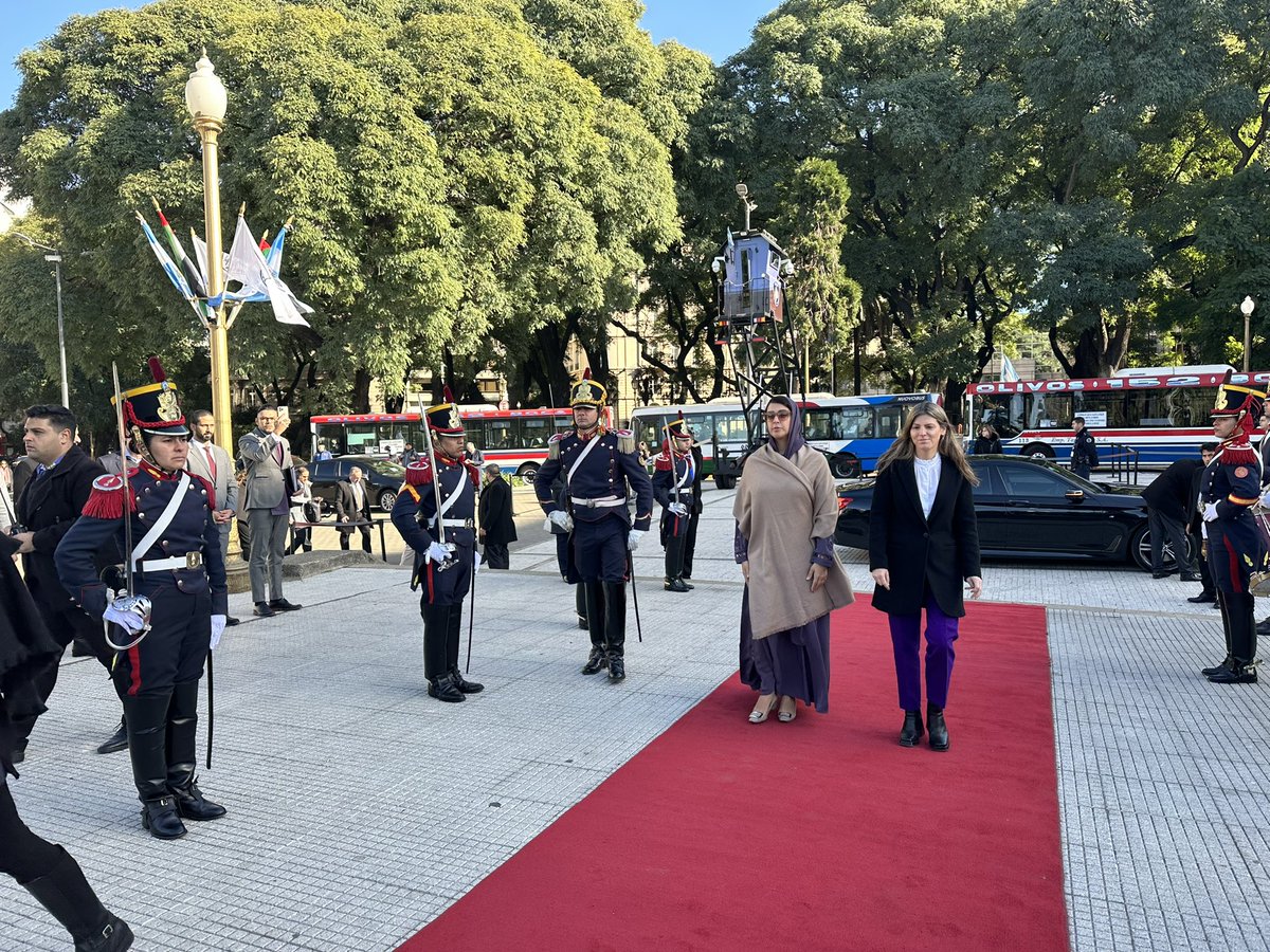 El Regimiento de @granaderosarg participa del homenaje al Libertador por la visita de la Ministra de Estado para la Cooperación de los Emiratos Árabes Unidos a la Argentina 🇦🇷🇦🇪 #Granaderos #SomosPatria #HerederosDelLibertador #UnRegimientoConHistoria #SomosHistoriaViva