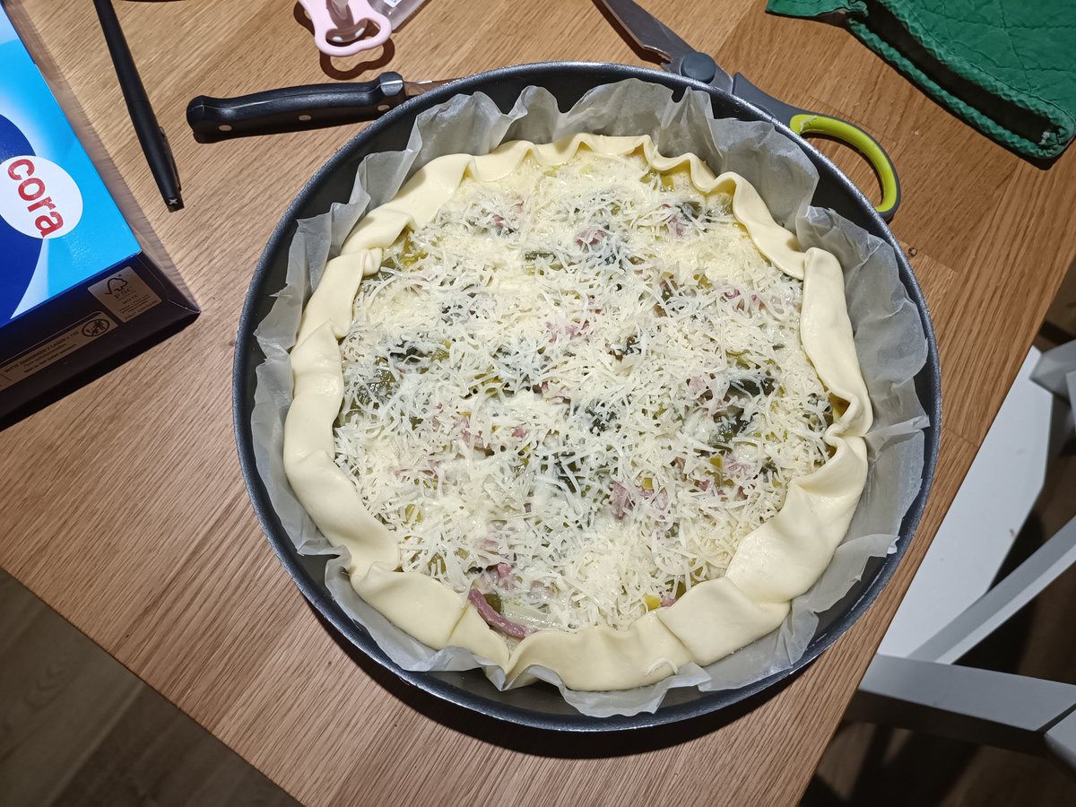 VincentVelia1's tweet photo. #FoodoftheWeek semaine 3 en préparation, quel sera le résultat ?! Petite tarte aux poireaux, lardons et crème légère. Pour une recette plus saine, on peut remplacer les lardons par du jambon et la crème par du Soja Soyeux. Le goût est tout aussi bon et beaucoup moins calorique 🤤 https://t.co/yWZRHkQnTs