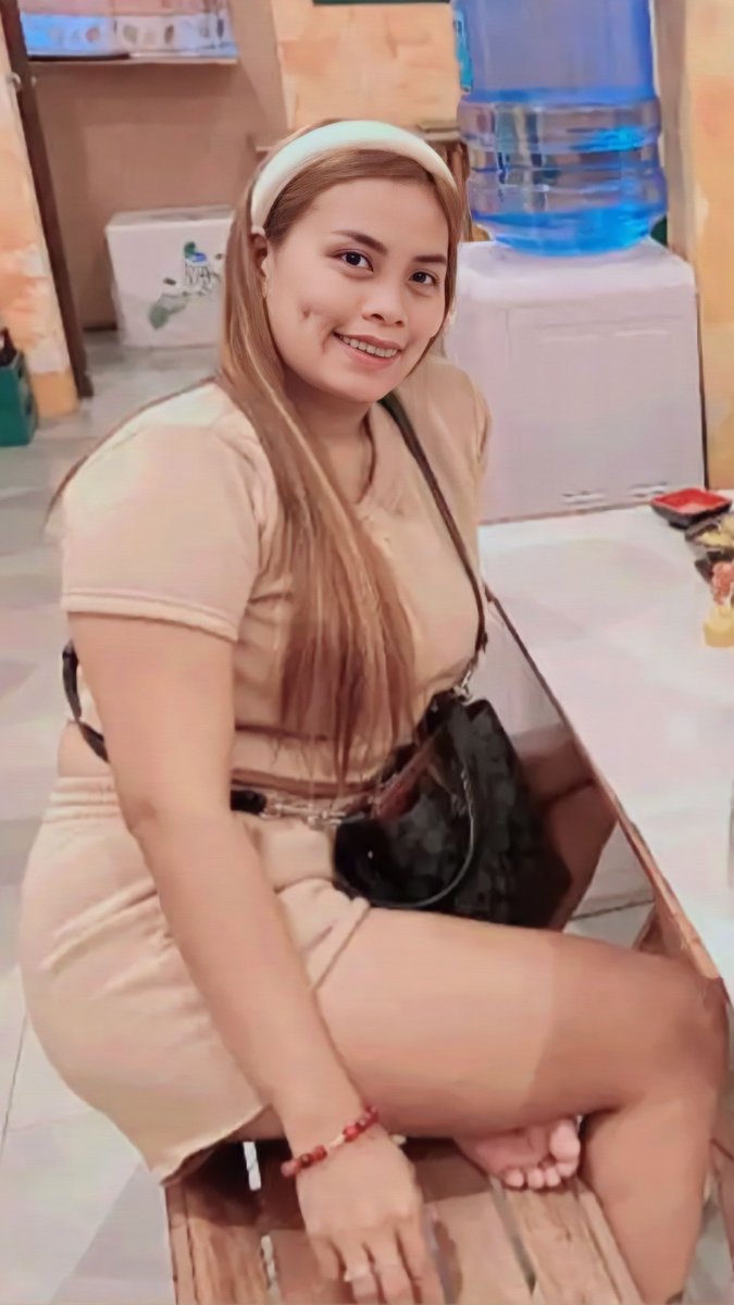 สาวรุ่นใหญ่กับสร้อยไข่มุก tweet media