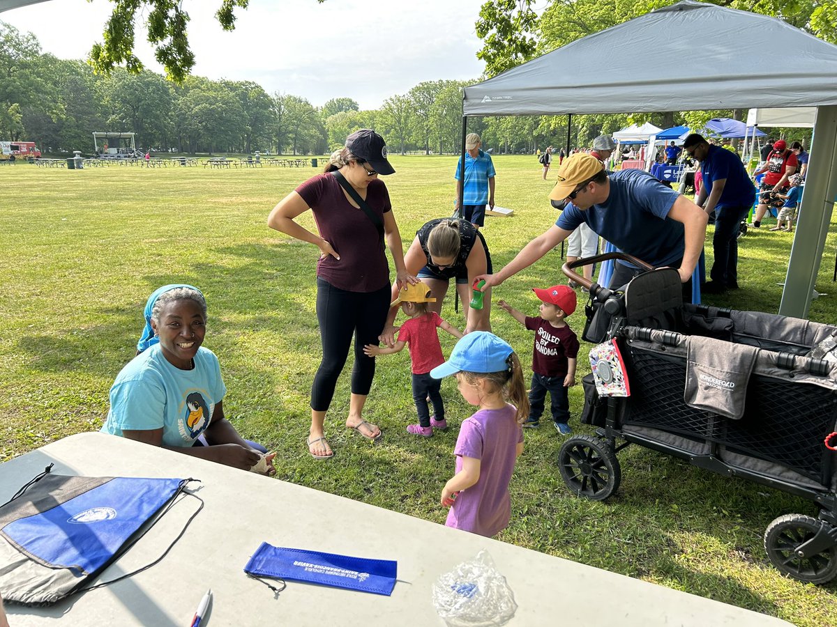 Un beau samedi ensoleillé pour un kiosque au Kidfunfest.
Un grand merci à Amélia et Lynda de <a href="/EECStTdAquin/">École catholique Saint-Thomas-d'Aquin</a> pour leur aide et leur enthousiasme!!
<a href="/JPGagnier/">J</a> <a href="/DelaeyJ/">Juliette Delaey</a> <a href="/CscProvidence/">Csc Providence</a> <a href="/ESCStFXavier/">École secondaire catholique Saint-François-Xavier</a> <a href="/Sarnia_Ontario/">City of Sarnia</a> @CSCP_EDI <a href="/sansnath/">Nathalie Sanson</a> <a href="/yvesmainville/">YѴƐS MΛĪИѴĪĿĿƐ 👍</a>