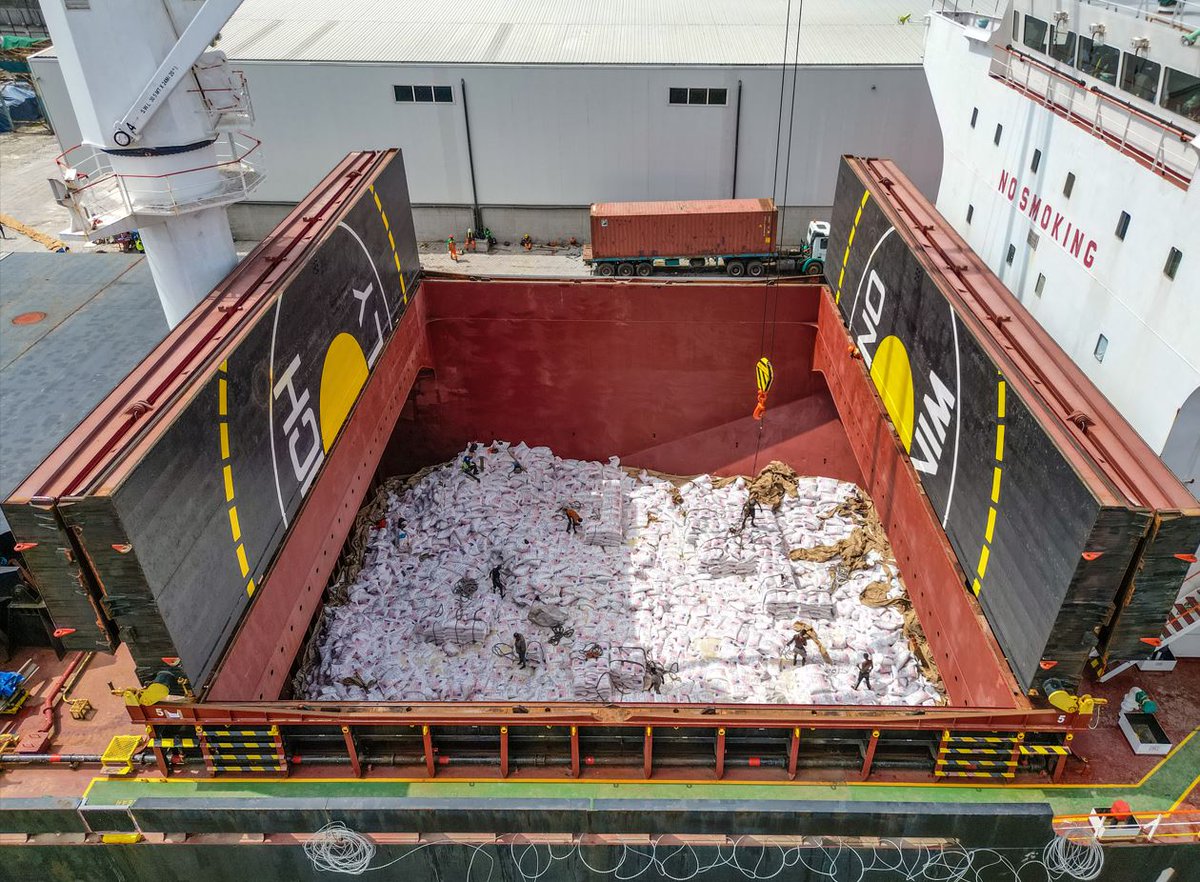 WFP Cameroon (@wfp_cameroon) on Twitter photo #Cameroon🇨🇲
This sea vessel, docking at the port of #Douala is currently offloading2⃣.2⃣million bags of 50KG rice🍚🌾
It will be transported by <a href="/WFPSupplyChain/">WFP Supply Chain and Delivery</a> to #CAR🇨🇫& 6 regions in Cmr🇨🇲affected by food insecurity. This robust #logistics machine helps <a href="/WFP/">World Food Programme</a> Save & Change lives #Cameroon🇨🇲
This sea vessel, docking at the port of #Douala is currently offloading2⃣.2⃣million bags of 50KG rice🍚🌾
It will be transported by <a href="/WFPSupplyChain/">WFP Supply Chain and Delivery</a> to #CAR🇨🇫& 6 regions in Cmr🇨🇲affected by food insecurity. This robust #logistics machine helps <a href="/WFP/">World Food Programme</a> Save & Change lives