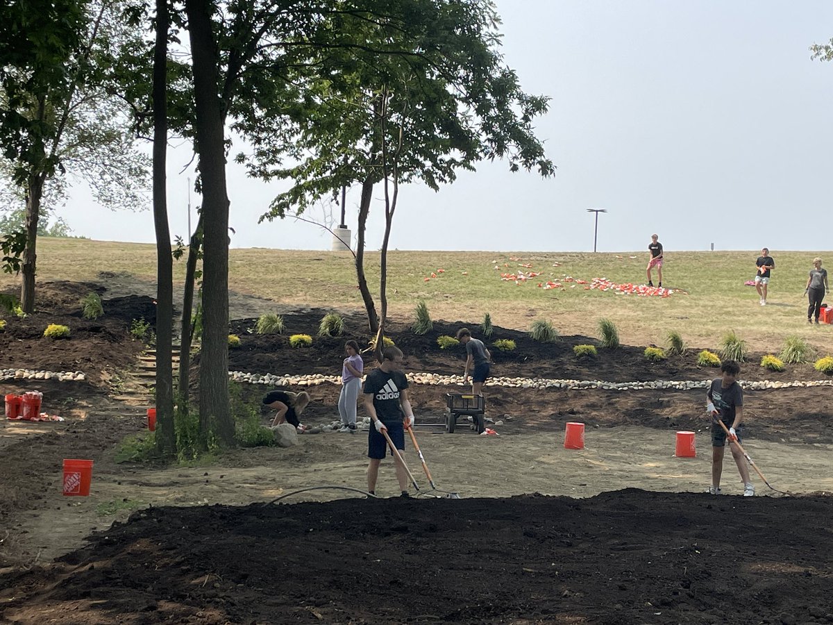 Lots of work on the hill the last few days. Make a Difference Day is an amazing experience for our kids, teaching them the importance of community and the intrinsic value of work.  800 kids, 2 days, 1 purpose.  Thank you Jean & Patty!!#HMSRaiderPride #NPSWorldofPossibilities